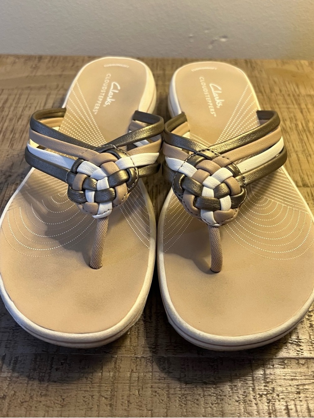 Clarks Cloudstepper Women’s Beige & Metallic Bronze Woven Thong Sandals size 7